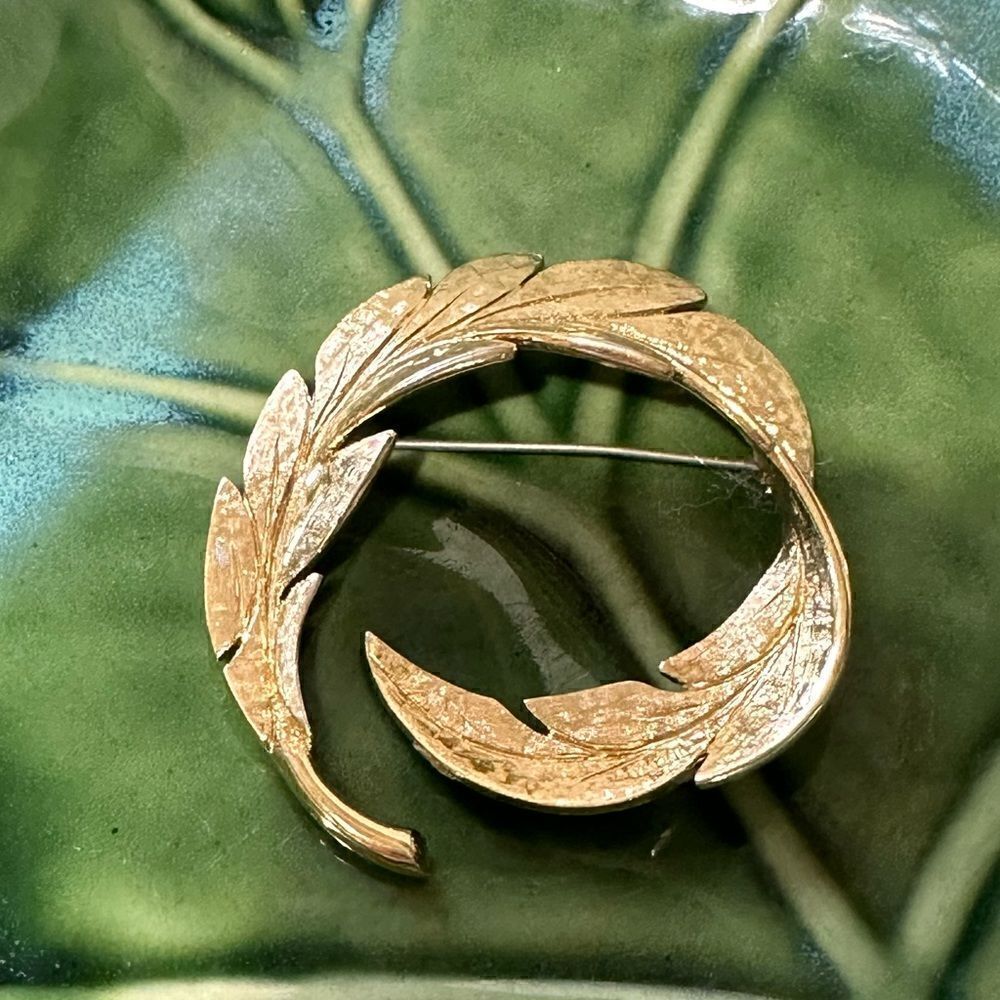 Vintage Signed MONET Brushed Gold Tone Wreath Brooch